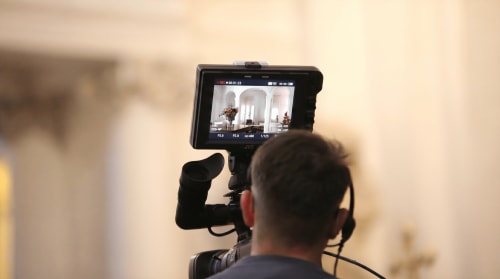 Videógrafo filmando el interior del Hotel Restaurante B&B Can Carol en Capellades