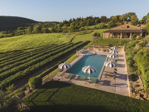 Agriturismo Il Serraglio a Montepulciano: villa in terracotta, piscina e vista sui vigneti