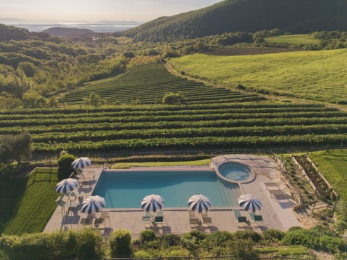 Piscina dell'Agriturismo Il Serraglio con vista sui vigneti a Montepulciano, Toscana