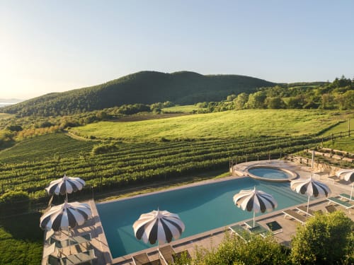 Piscina di Agriturismo Il Serraglio con vista sui vigneti di Montepulciano e le dolci colline della Toscana