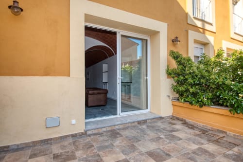 Terraza con puertas correderas de cristal en el hotel Finques Garcia Enrich en Palafrugell, España