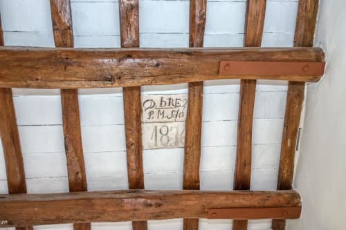Barril de vino rústico en el hotel Finques Garcia Enrich, Palafrugell, con duelas envejecidas y etiquetado vintage