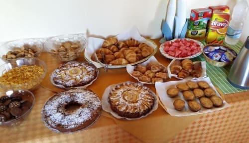 Colazione a buffet di B&B Villa Arneide a Torre Lapillo con pasticcini, cornetti, dolci e bevande