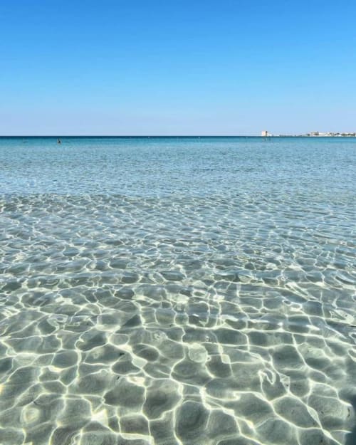 Acque cristalline turchesi e spiaggia sabbiosa a Torre Lapillo presso B&B Villa Arneide