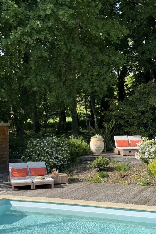 Refuge de luxe au bord de la piscine de La Maison 1680 à Couches, avec transats, vue sur le jardin et grands arbres
