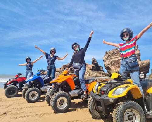 Groupe de voyageurs sur des quads colorés à la plage d'Essaouira, Maroc, près de l'auberge Yousurf Surfhouse