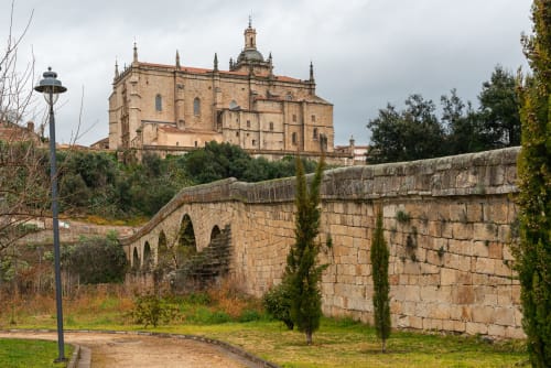 Ponte de pedra histórica e catedral em Penamacor, Portugal perto da pousada Moinho do Maneio
