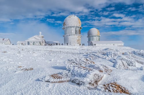 Cúpulas de observatório em montanha nevada na pousada Moinho do Maneio, Penamacor, Portugal