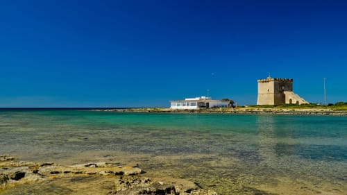Torre storica e acque blu della spiaggia di Torre Lapillo vicino al B&B Villa Arneide, Italia
