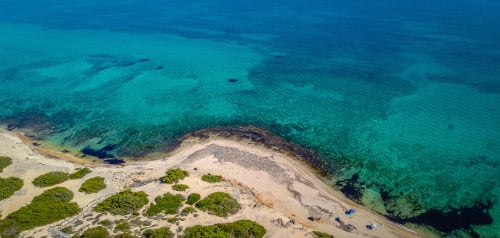 Vista aerea della spiaggia di Torre Lapillo con acque turchesi, lido sabbioso e vegetazione mediterranea vicino a B&B Villa Arneide
