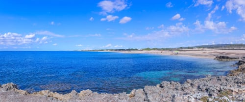 Mare azzurro e spiaggia sabbiosa a Torre Lapillo vicino al B&B Villa Arneide in Italia