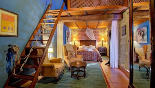 La habitación Umbria en Casa Gallinera en Benissivà con vigas de madera, altillo y vistas a la montaña