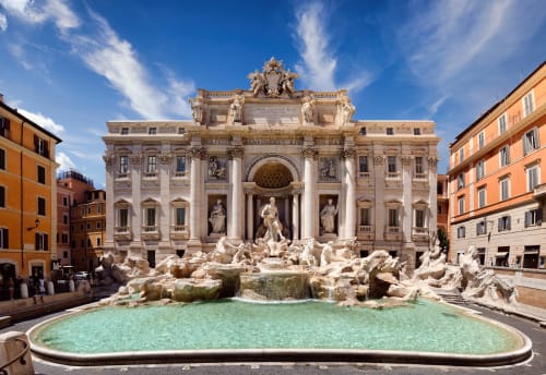 Fontana di Trevi con acque turchesi e architettura barocca a Roma, vicino agli alloggi di Fiumicino