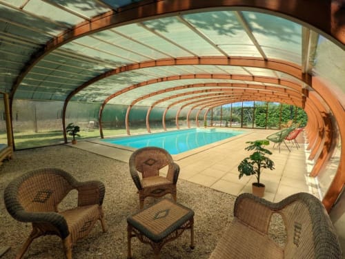 Piscine intérieure chauffée avec chaises longues au Domaine du Faure, suite vue jardin à Chadurie, France
