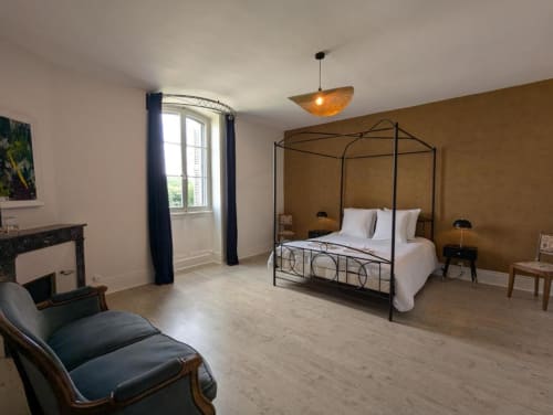 Suite spacieuse au Domaine du Faure avec lit à baldaquin, cheminée et vue sur le jardin à Chadurie