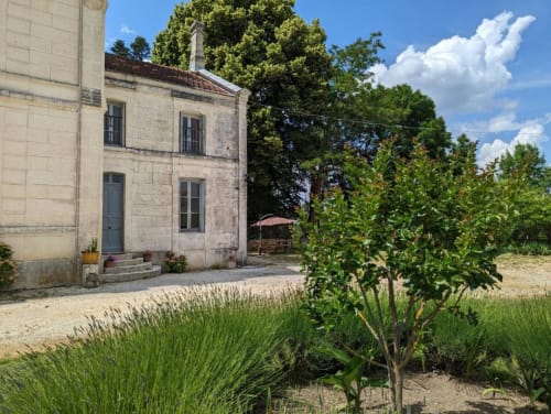 Gîte Le Chêne au Domaine du Faure à Chaduries, maison en pierre, vue sur jardin, lavande et salon de détente