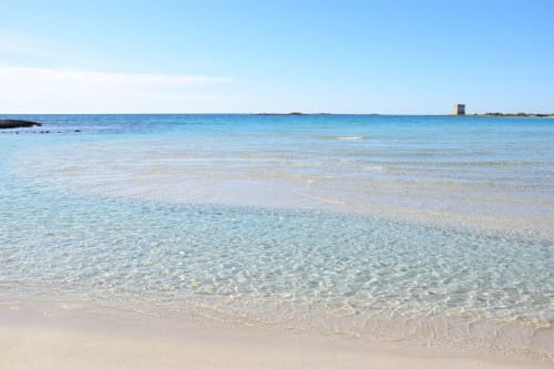 Acque turchesi cristalline e spiaggia sabbiosa a Torre Lapillo, vicino al B&B Villa Arneide in Italia