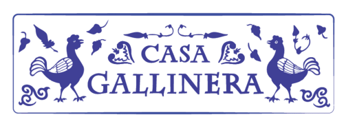 Logo del hotel Casa Gallinera con gallos y pájaros decorativos en azul, Benissivà España