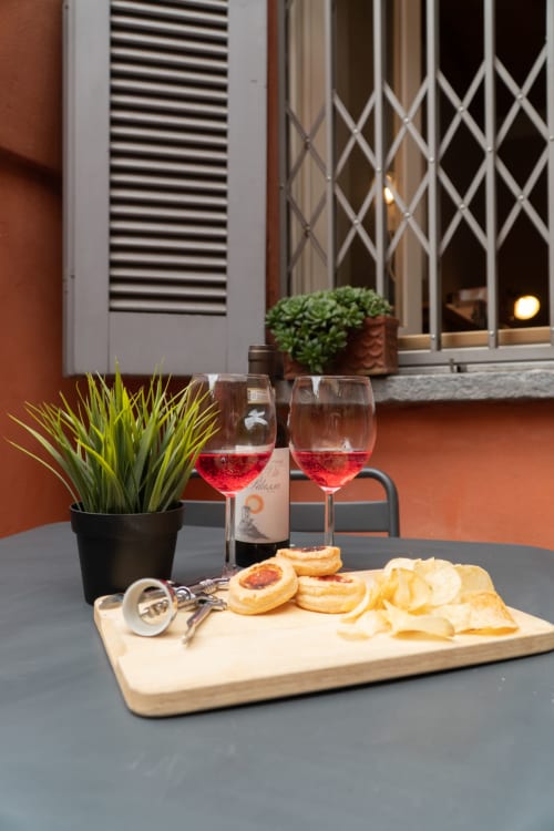 Vino rosato e stuzzichini sulla terrazza della Naviglio Grande Suite dell'hotel A-waay a Torino, Italia