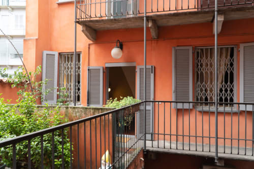 A-waay Naviglio Grande Suite a Torino: terrazza con facciata arancione, ringhiere in metallo e vista sulla città