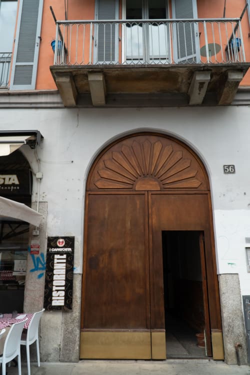 Storico portone in legno con arco e lunetta presso l'hotel A-waay nel Naviglio Grande di Torino