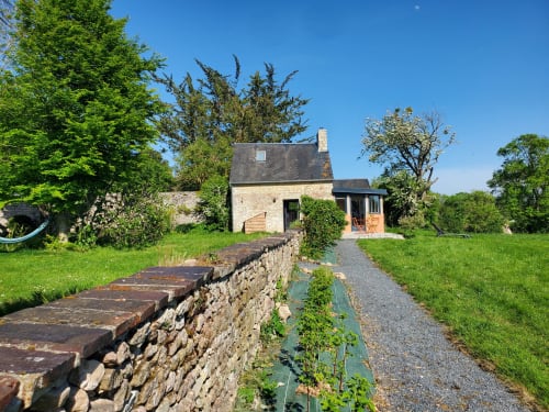 Cottage en pierre La Boulangerie au Clos Des Sources, Isigny-sur-Mer, avec jardin, allée gravillonnée et ruisseau