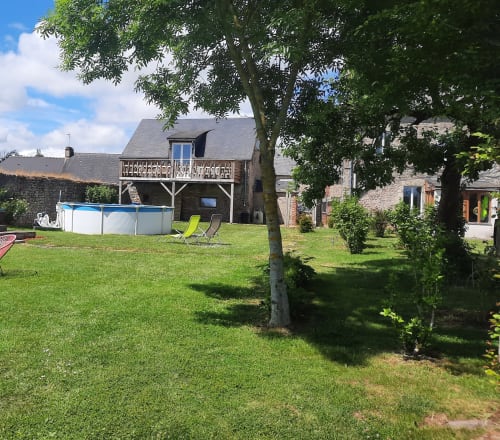 Le Clos Des Sources - jardin d'agrément avec piscine, pelouse et arbres d'ombrage à Isigny-sur-Mer