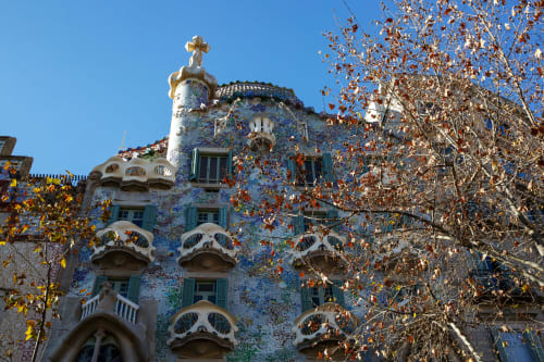 Fachada modernista colorida con azulejos decorativos y balcones ornamentales en Barcelona