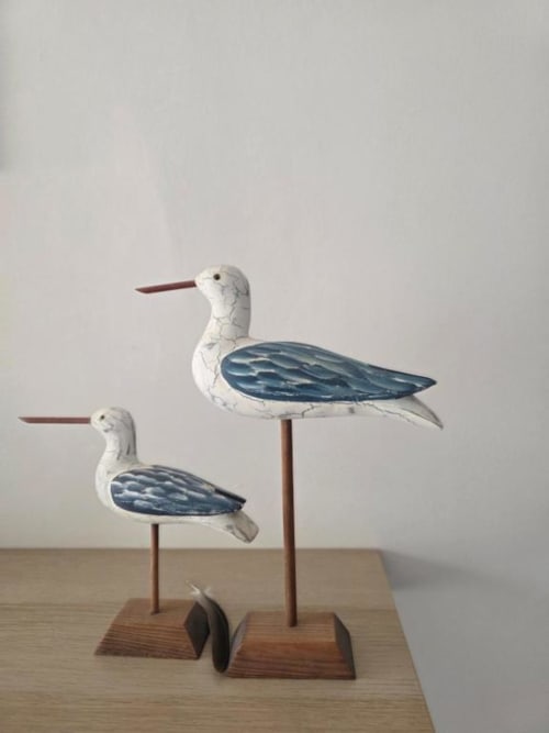Dos pájaros marinos decorativos de madera con cuerpos blancos y alas azules, decoración costera en apartamento de Smart Rent Fuerteventura