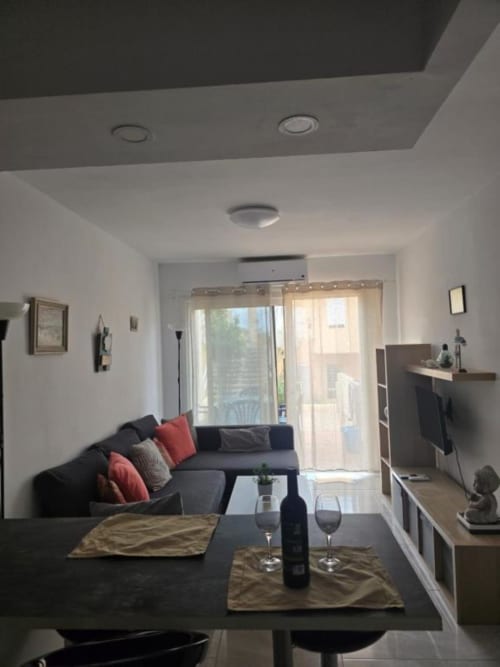 Sala moderna en apartamento Sonia Beach Stay, Fuerteventura con terraza, TV de pantalla plana, cocina y vistas al jardín