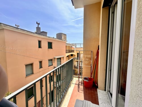 Vista dal balcone dell'Antico Mulino a Varigotti, Finale Ligure: piastrelle in cotto e architettura costiera
