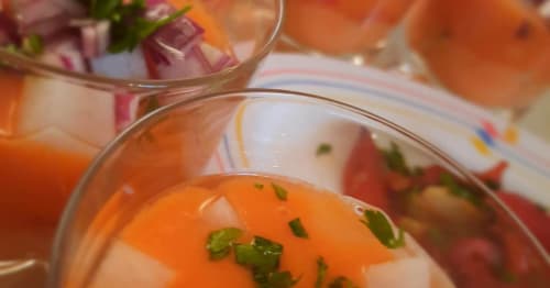 Cócteles coloridos con hierbas frescas y hielo en Casa Gallinera en Benissivà