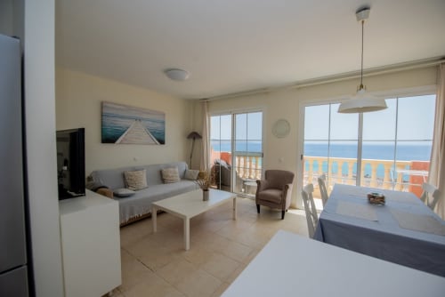 Luminoso apartamento frente al mar con balcón con vistas, mobiliario moderno y cocina completamente equipada en Smart Rent Fuerteventura