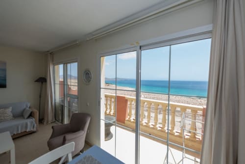 Apartamento frente al mar Bernardo con vista al océano, balcón con vistas a la playa de Fuerteventura, mobiliario moderno