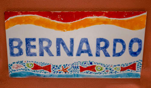 Colorido letrero de la habitación Bernardo en Smart Rent Fuerteventura con motivos de peces y olas
