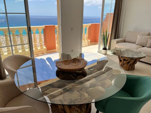 Lujoso apartamento frente al mar en Smart Rent Fuerteventura con vistas al océano, mesa de comedor de cristal y mobiliario moderno en balcón