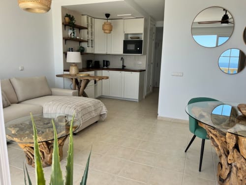 Apartamento moderno en Smart Rent Fuerteventura con cocina americana, cama, zona de comedor y vistas al océano