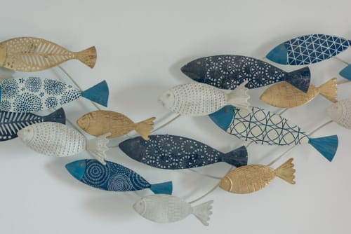 Arte decorativo de pez de madera en azul, crema y tonos naturales en el apartamento Casa Sky de Smart Rent Fuerteventura