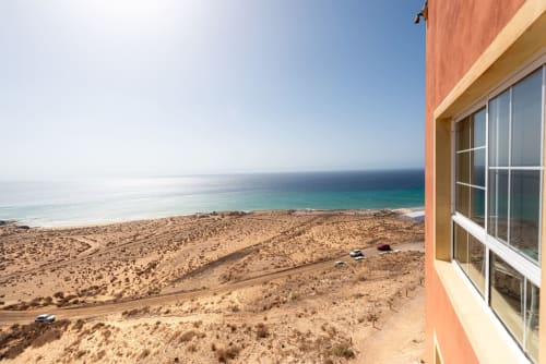 Balcón del apartamento Casa Sky con vistas a la playa de Fuerteventura, arena dorada y aguas turquesas