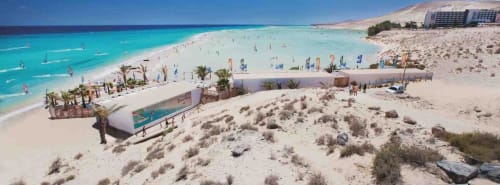 Vista aérea del Smart Rent Fuerteventura frente al mar con aguas turquesas, playa de arena y servicios frente al océano en España