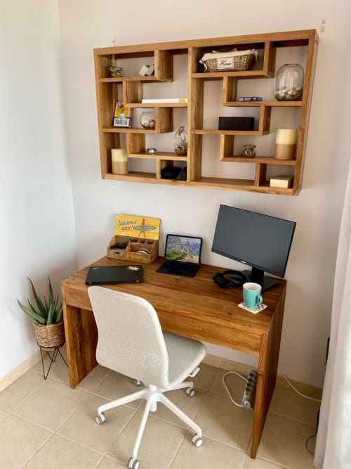 Escritorio de madera con silla de oficina blanca, monitor, portátil y planta en el espacio de trabajo del apartamento en Smart Rent Fuerteventura