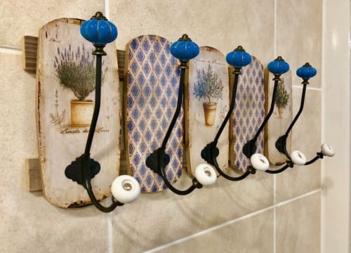 Ganchos decorativos de pared con apliques tipo farol azul y asas de cerámica blanca en la habitación Elisabeth de Smart Rent Fuerteventura