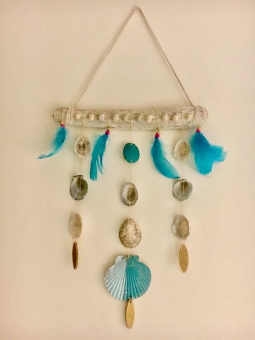 Móvil artesanal costero con plumas turquesas y conchas, decoración temática de playa para apartamento Dolce Vita en Smart Rent