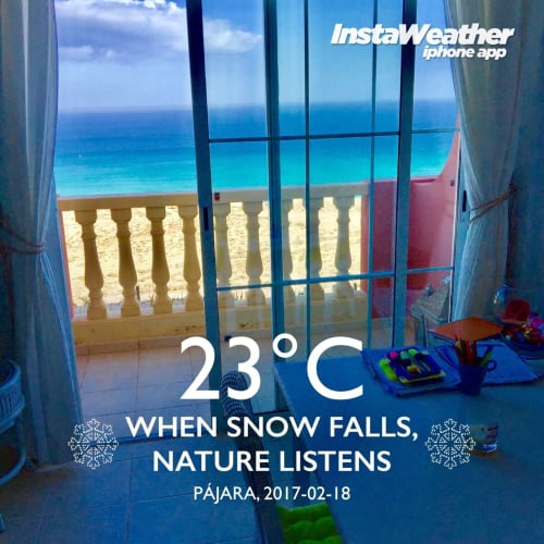 Balcón de apartamento frente al mar con vista al océano turquesa, temperatura 23°C, Pájara Fuerteventura