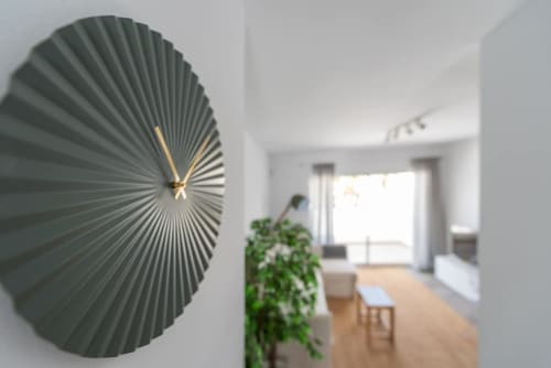 Reloj de pared moderno en verde en el apartamento Fuerte Hygge de Smart Rent Fuerteventura, sala luminosa con luz natural