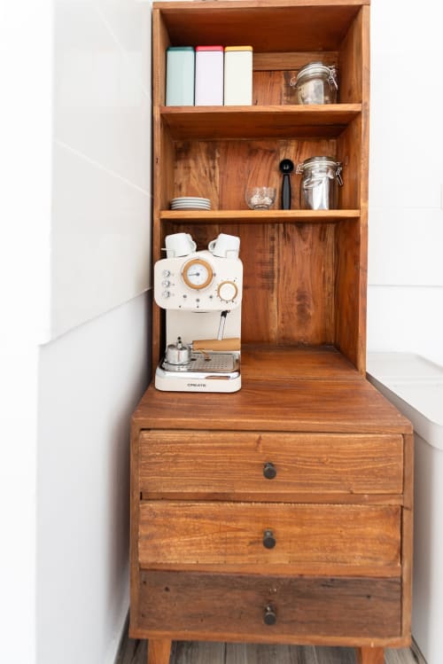 Estantería de madera con máquina de espresso, frascos de almacenamiento y accesorios de café en el apartamento Fuerte Hygge de Smart Rent