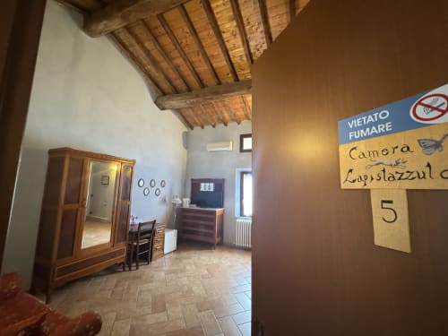 Camera Lapislazzuli all'Agriturismo Aggazzotti di Colombaro, camera da letto rustica con travi in legno e arredamento tradizionale