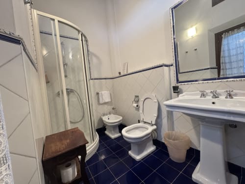 Bagno della Camera 5 ad Agriturismo Aggazzotti, Colombaro con doccia, wc, lavandino e piastrelle blu