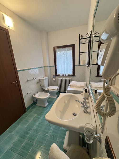 Bathroom in Appartamento Acquamarina at Agriturismo Aggazzotti, featuring sink, toilet, bidet, and shower
