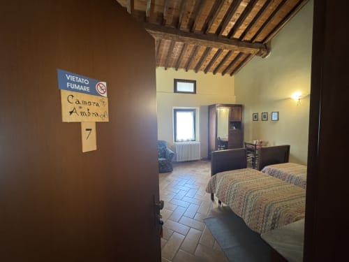 Camera Ambra, stanza 7 presso l'Agriturismo Aggazzotti a Colombaro - letti gemelli con travi in legno